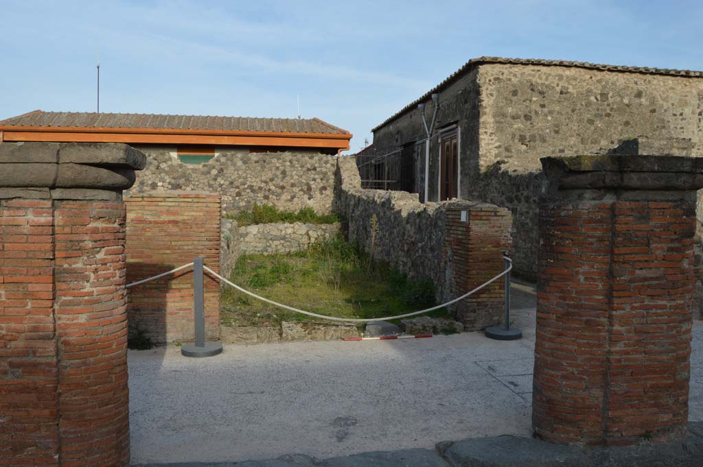 Via del Foro, east side, Pompeii. March 2019. Looking east towards VII.4.7, from between fifth and sixth pilaster/columns.
Foto Taylor Lauritsen, ERC Grant 681269 D�COR.

