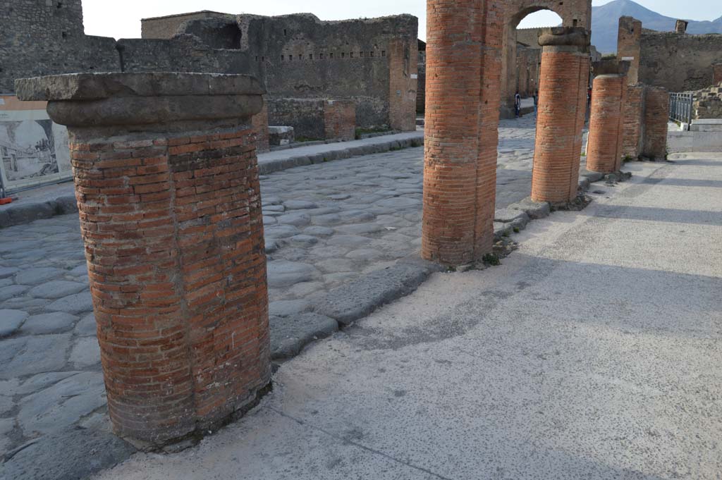 Via del Foro, east side, Pompeii. March 2019. 
Looking north-west from portico, with remaining sixth, (on left), seventh, eighth, ninth and tenth (north end) bases. 
Foto Taylor Lauritsen, ERC Grant 681269 D�COR.
