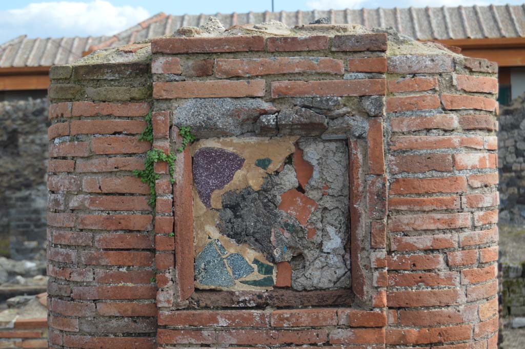 Via del Foro, east side, Pompeii. March 2018. Detail of plaque on seventh pilaster/column from south end.
Foto Taylor Lauritsen, ERC Grant 681269 D�COR.
