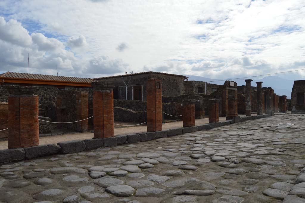 Via del Foro, east side, Pompeii. March 2018. Looking south along portico. 
Foto Taylor Lauritsen, ERC Grant 681269 D�COR
