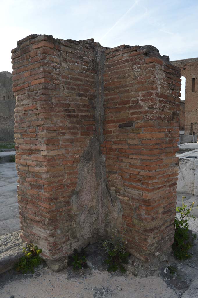 Via del Foro, east side, Pompeii. March 2019. 
Looking north-west to interior side of pilaster/column at northern end of portico.
Foto Taylor Lauritsen, ERC Grant 681269 D�COR.
