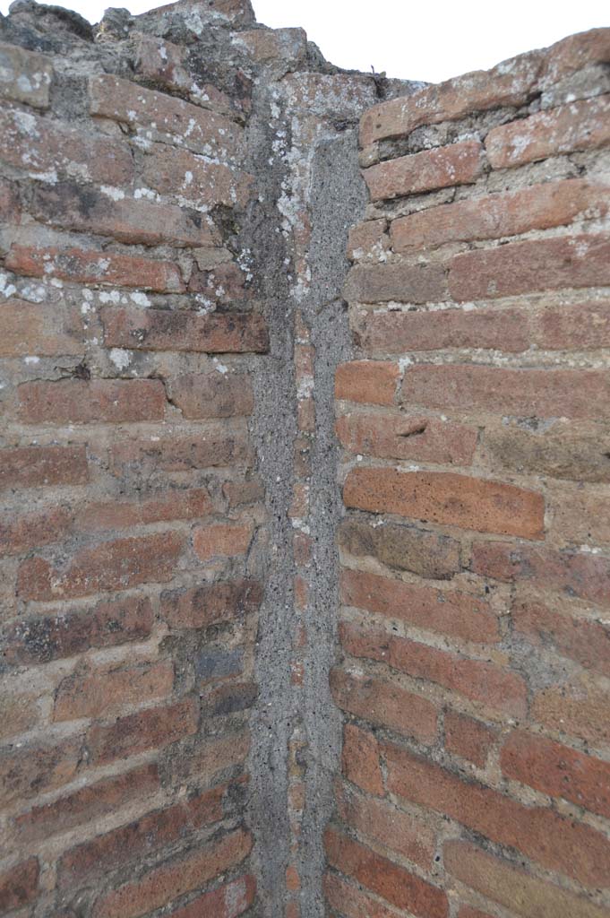 Via del Foro, east side, Pompeii. March 2019. 
Detail of upper interior side of pilaster/column at northern end of portico.
Foto Taylor Lauritsen, ERC Grant 681269 D�COR.

