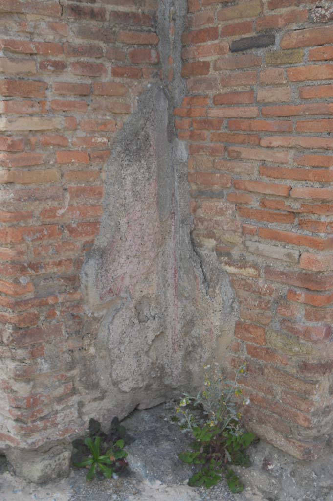 Via del Foro, east side, Pompeii. March 2019. 
Detail of lower interior side of base of pilaster/column at northern end of portico.
Foto Taylor Lauritsen, ERC Grant 681269 D�COR.

