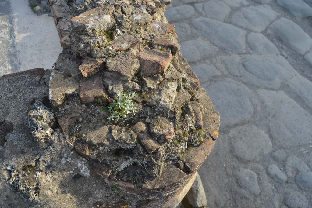 Via del Foro, east side, Pompeii. March 2019. Detail of top of column/pilaster infill at northern end of portico.
Foto Taylor Lauritsen, ERC Grant 681269 D�COR.

