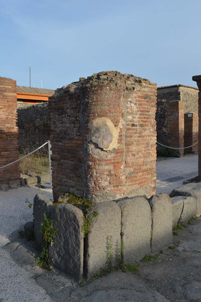 Via del Foro, east side, Pompeii. March 2019. Looking south-east towards pilaster/column at north end of portico.
Foto Taylor Lauritsen, ERC Grant 681269 D�COR.

