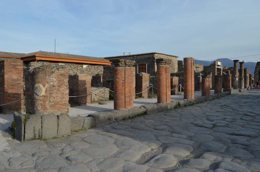 Via del Foro, east side, Pompeii. March 2019. Looking south from north end along site of portico of Tullius, from VII.4.1, on left.
Foto Taylor Lauritsen, ERC Grant 681269 D�COR.
