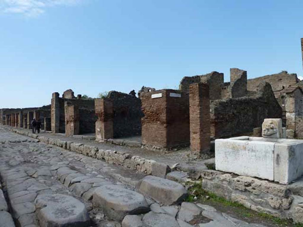 Via del Vesuvio, May 2010. Looking west along Via della Fortuna, from the junction with Via del Vesuvio.