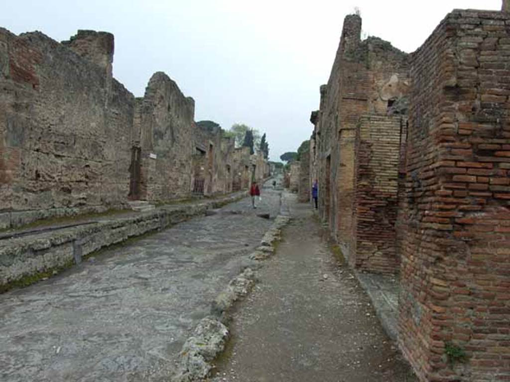 Via del Vesuvio. May 2010. Looking north between VI.14 and V.1.