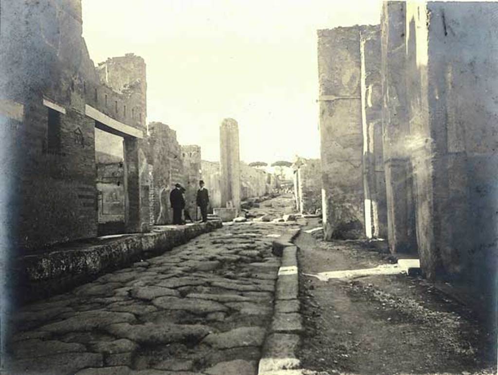 Via del Vesuvio. About 1909. Looking north from near VI.14.28, on left. Photo courtesy of Rick Bauer.