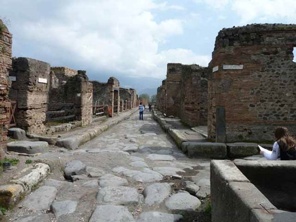 Via del Vesuvio, May 2010. Looking south between V.1 and VI.14 from crossroad with Vicolo delle Nozze d’Argento and Vicolo di Mercurio.