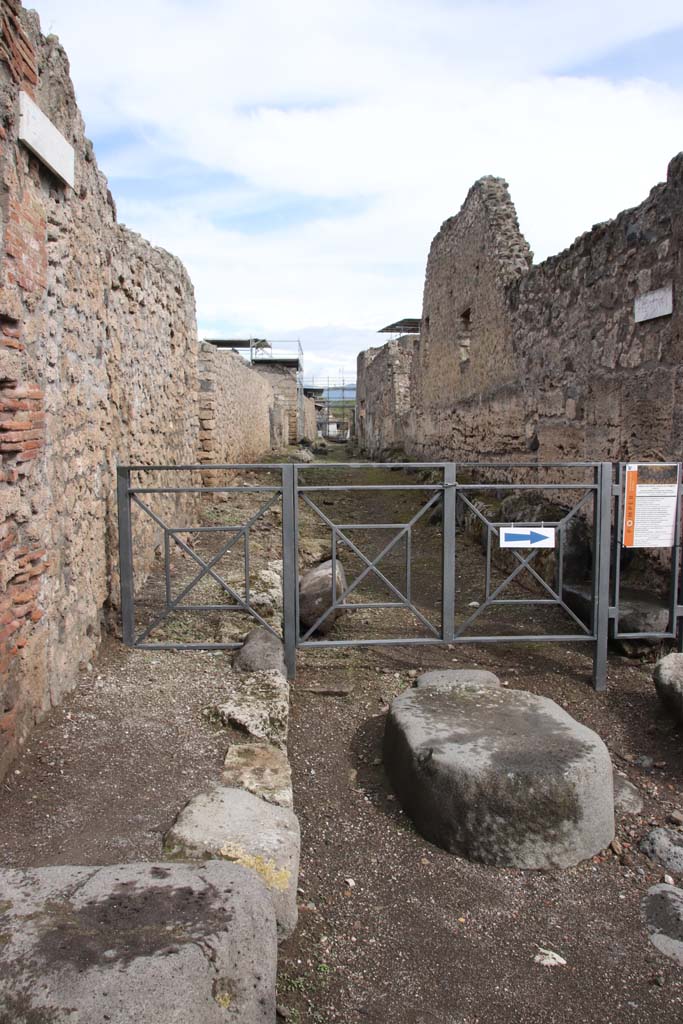 Vicolo delle Nozze d’Argento between V.6 and V.1. October 2020. Looking east from crossroads with Via del Vesuvio (Via Stabiana). 
Photo courtesy of Klaus Heese.
