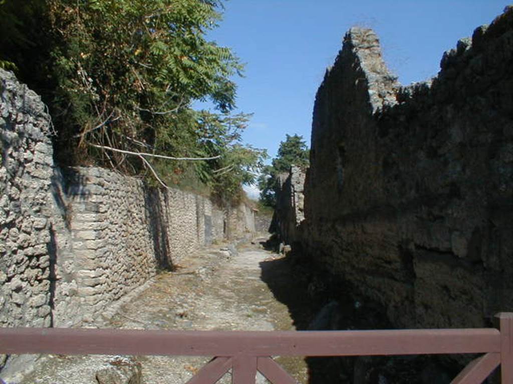 Vicolo delle Nozze d’Argento between V.6 and V.1. Looking east from crossroads with Via del Vesuvio (Via Stabiana). September 2004.