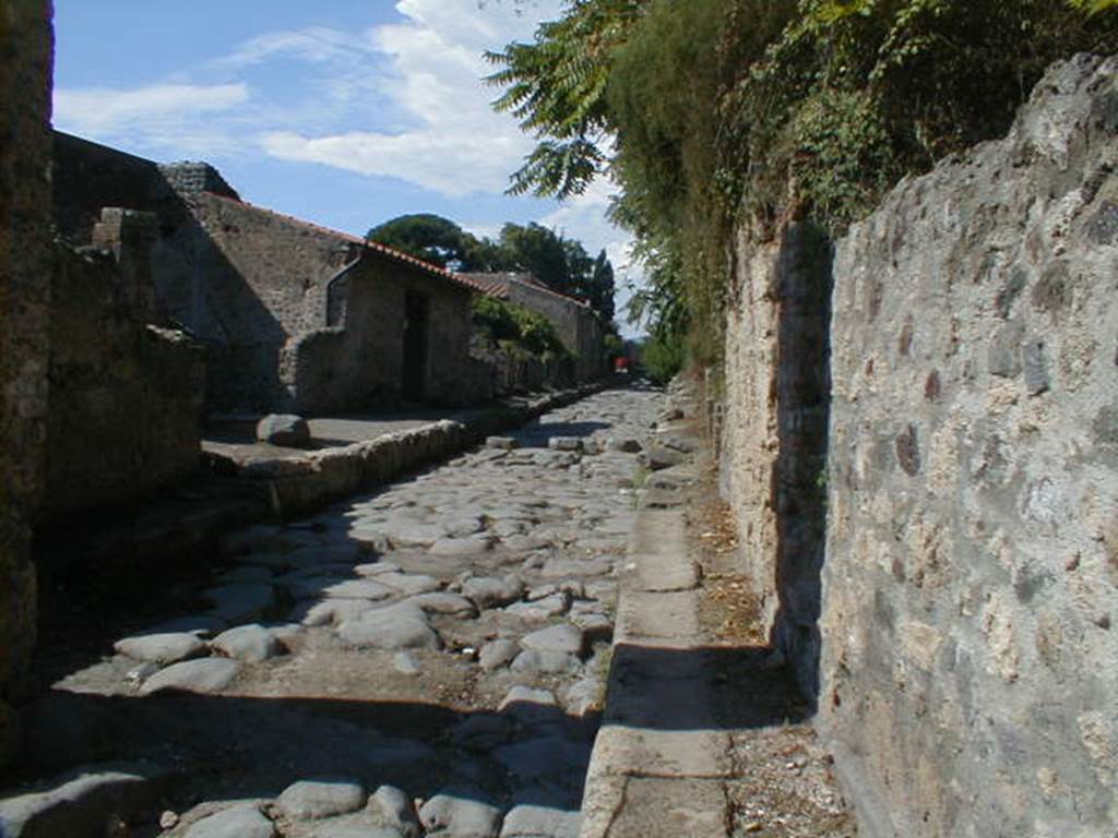 Via del Vesuvio (Via Stabiana). Looking north from crossroads. September 2004.