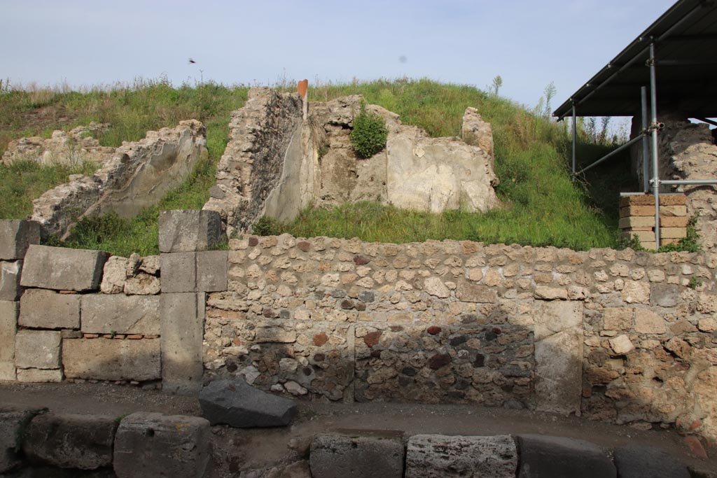 Via del Vesuvio, east side, Pompeii. October 2022. 
Looking east towards area on south side of entrance doorway, on left. Photo courtesy of Klaus Heese.
