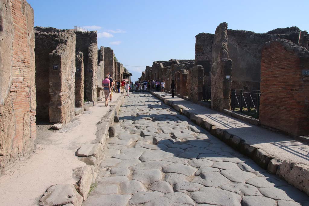 Via dell’Abbondanza, September 2017. Looking east between IX.1 and I.4, from near IX.1.17 on left.
Photo courtesy of Klaus Heese.
