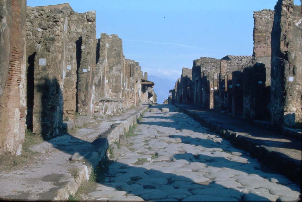 Via dell’Abbondanza, 4th December 1971. Looking east between IX.1 and I.4, from near IX.1.17 on left.
Photo courtesy of Rick Bauer, from Dr. George Fay’s slides collection.
