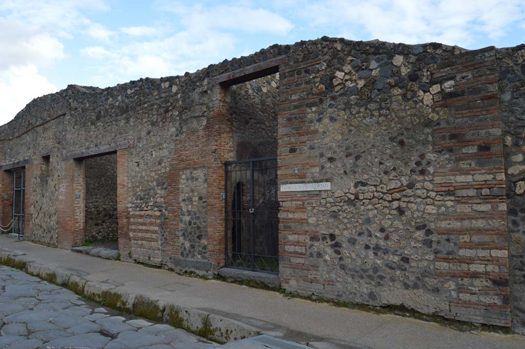 Via dell’Abbondanza, south side, Pompeii. March 2018. Looking south-east from doorway at I.4.25, in centre.  
Foto Taylor Lauritsen, ERC Grant 681269 DÉCOR.

