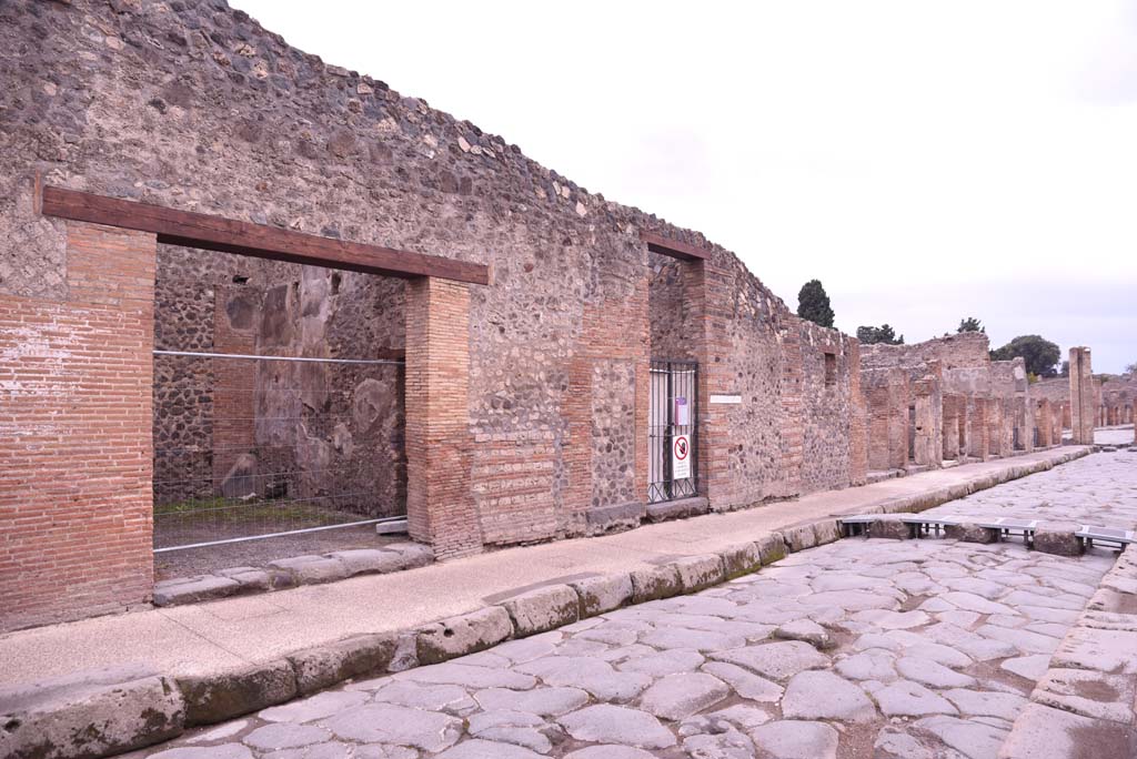 Via dell’Abbondanza, south side, Pompeii. October 2019. 
Looking west from I.4.26, across insula towards I.4.16, and Holconius’ crossroad at Via Stabiana
Foto Tobias Busen, ERC Grant 681269 DÉCOR.
