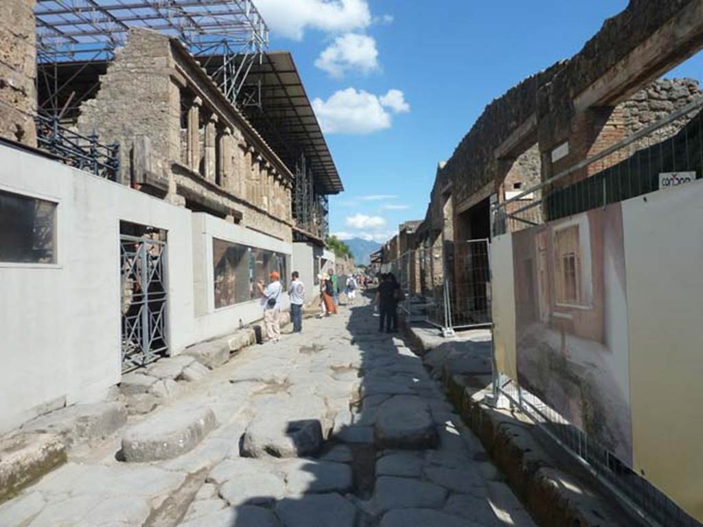 Via dell’Abbondanza. September 2015. Looking east between IX.12 and I.8.