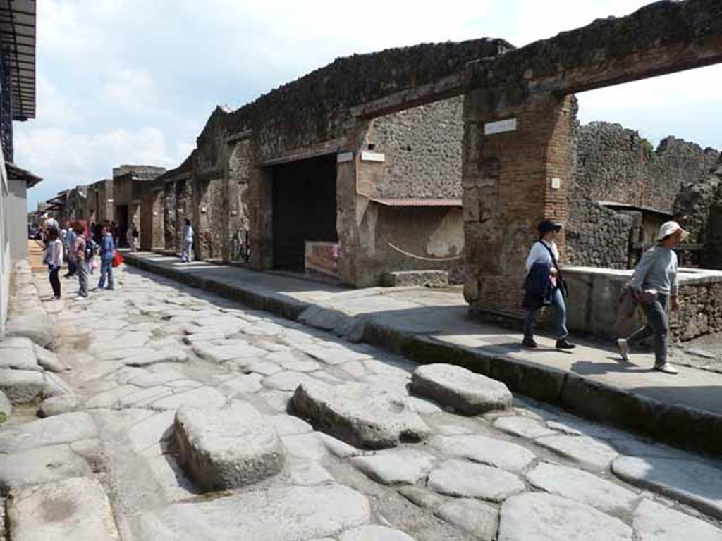 Via dell’Abbondanza. May 2010. South side, looking towards junction of roadway between I.8 and I.7