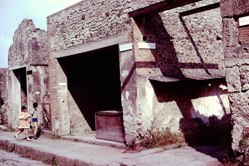 Via dell’Abbondanza, south side, Pompeii. 1976. Looking towards I.8.1 and junction of roadway between I.8 and I.7. Photo by Stanley A. Jashemski.   
Source: The Wilhelmina and Stanley A. Jashemski archive in the University of Maryland Library, Special Collections (See collection page) and made available under the Creative Commons Attribution-Non Commercial License v.4. See Licence and use details. J76f0459
