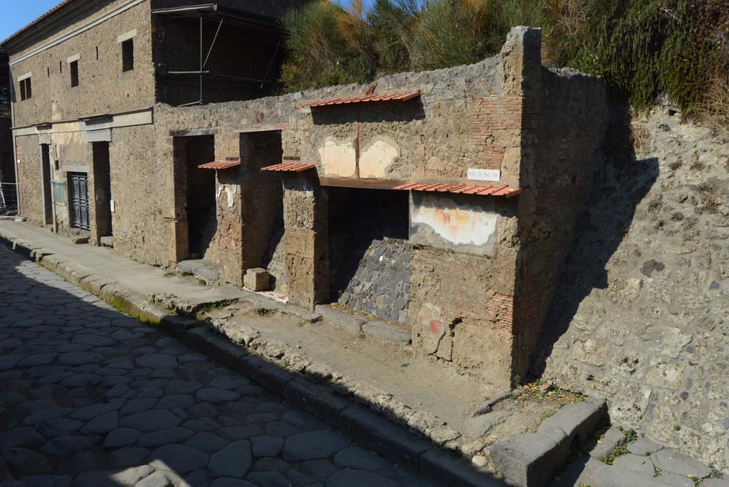 Via dell’Abbondanza, north side, Pompeii. October 2017. 
Looking west along front façade from IX.13.6, on right, towards IX.13.1, on left.
Foto Taylor Lauritsen, ERC Grant 681269 DÉCOR.
