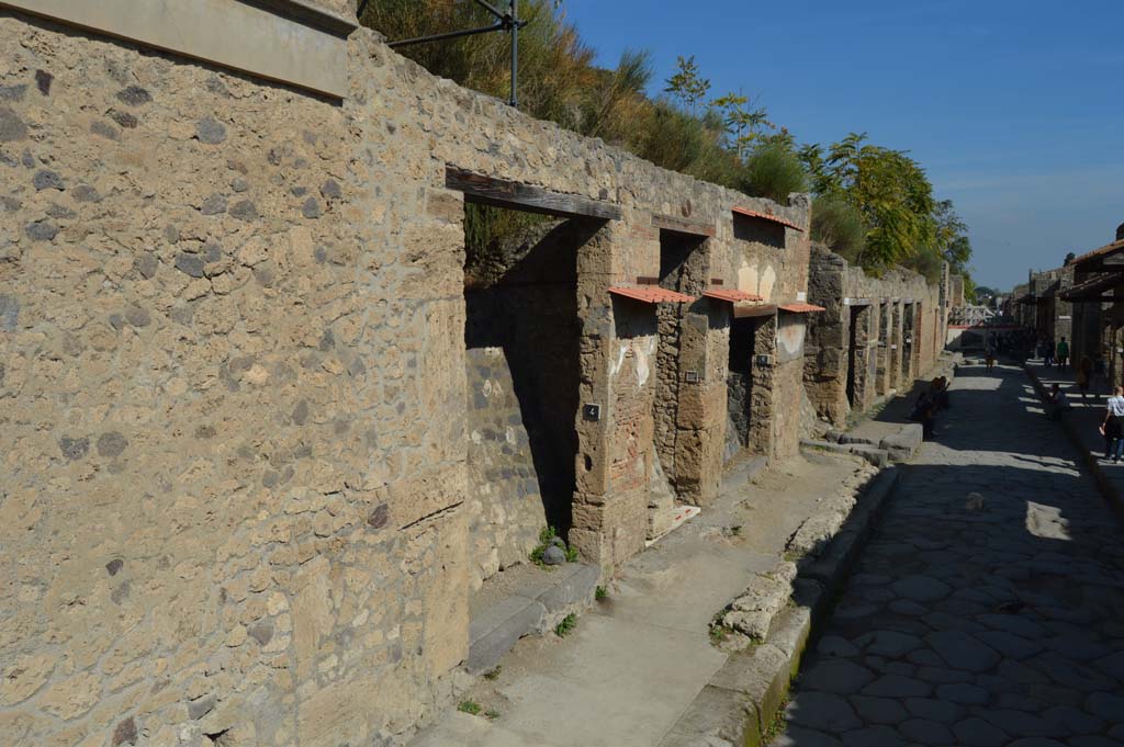 Via dell’Abbondanza, north side, Pompeii. October 2017. Looking east, from IX.13.4 towards III.1, on right.
Foto Taylor Lauritsen, ERC Grant 681269 DÉCOR.
