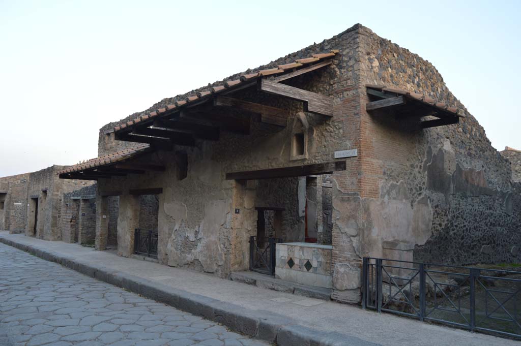 Via dell’Abbondanza, south side, Pompeii. October 2017. Looking east along I.11, from I.11.1 and unnamed vicolo, on right.
Foto Taylor Lauritsen, ERC Grant 681269 DÉCOR.

