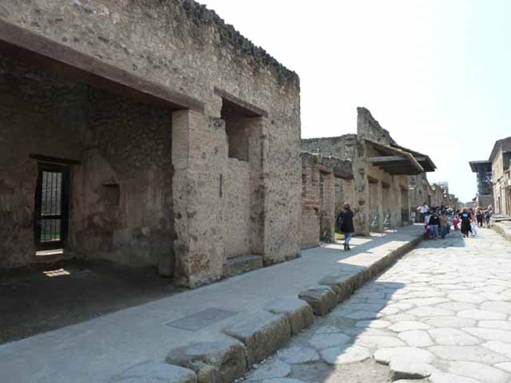 Via dell’Abbondanza, south side. May 2010. Looking west from near I.11.7 along 1.11.