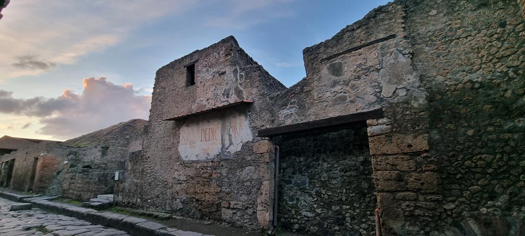 Via dell’Abbondanza, north side. December 2023. Looking towards III.2.1 on left, and III.2.2 on right. Photo courtesy of Miriam Colomer.