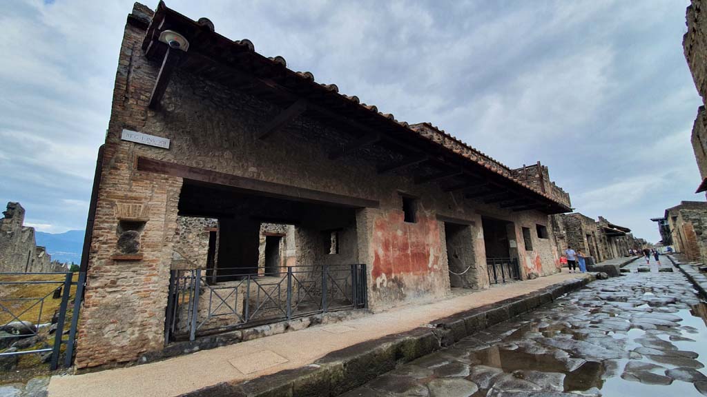 Via dell’Abbondanza, south side, Pompeii. July 2021. 
Looking towards junction with Vicolo dei Fuggiaschi, on left, and west along roadway from I.12.5.
Foto Annette Haug, ERC Grant 681269 DÉCOR.
