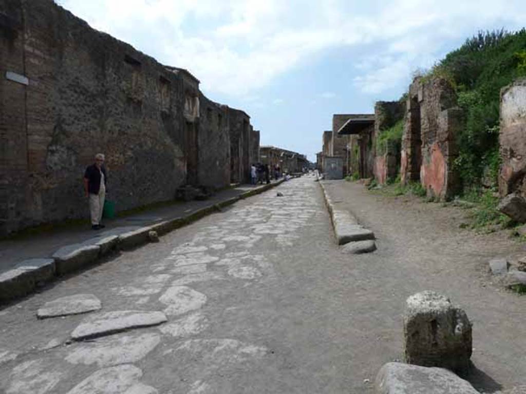 Via dell’Abbondanza, May 2010. Looking west between II.2 and III.5, from junction.