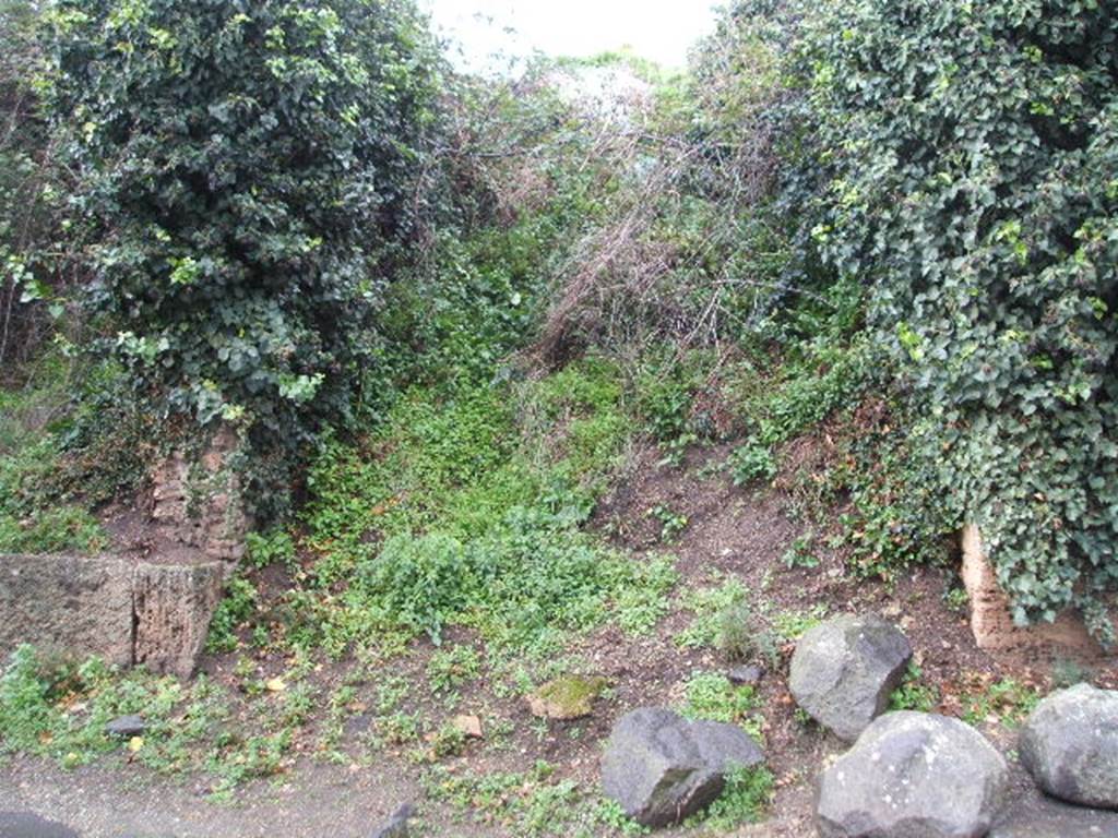 Via dell’Abbondanza.  Looking north to unnamed vicolo between III.6 and III.7. December 2004.