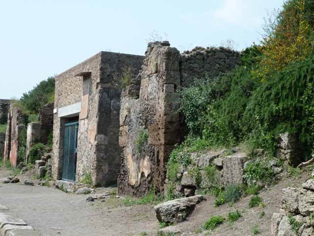 Via dell’Abbondanza, north side. May 2010. Looking west along III.6 towards junction with an unnamed vicolo and III.5.