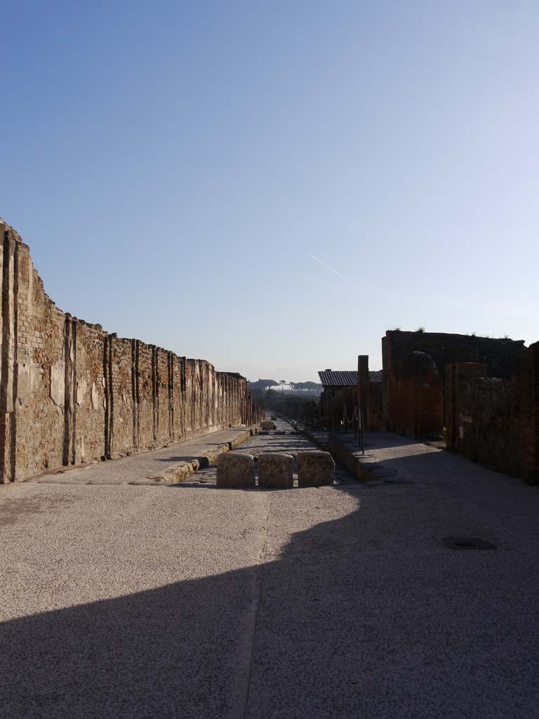 Via dell’Abbondanza, Pompeii. March 2019. Looking east between VII.9, on left, and VIII.3, on right.
Foto Anne Kleineberg, ERC Grant 681269 DÉCOR.
