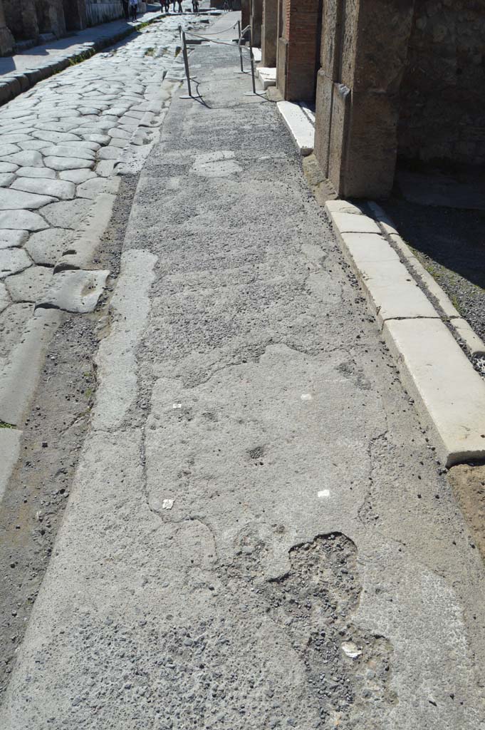 Via della Fortuna, March 2019. Looking west along pavement outside VI.12.4.
Foto Taylor Lauritsen, ERC Grant 681269 D�COR.

