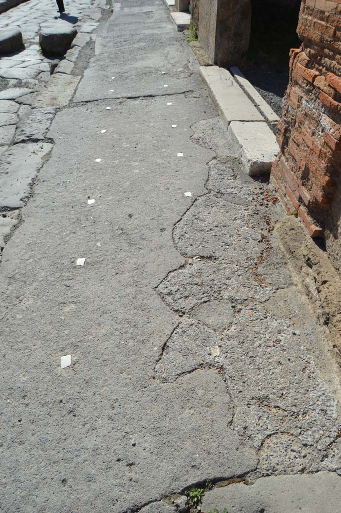 Via della Fortuna, March 2019. 
Looking west along detail of pavement from VI.12.6, on right.
Foto Taylor Lauritsen, ERC Grant 681269 D�COR.
