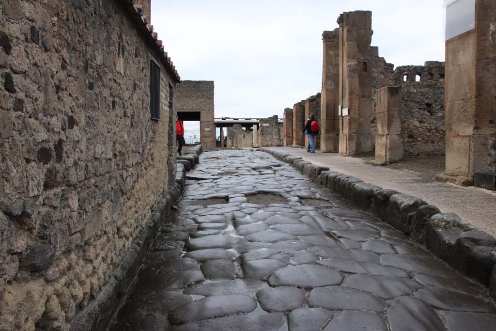 Via delle Terme between VII.5 and VI.6. October 2020. Looking west from near Forum Baths, on left, and House of Pansa, on right.
Photo courtesy of Klaus Heese.
