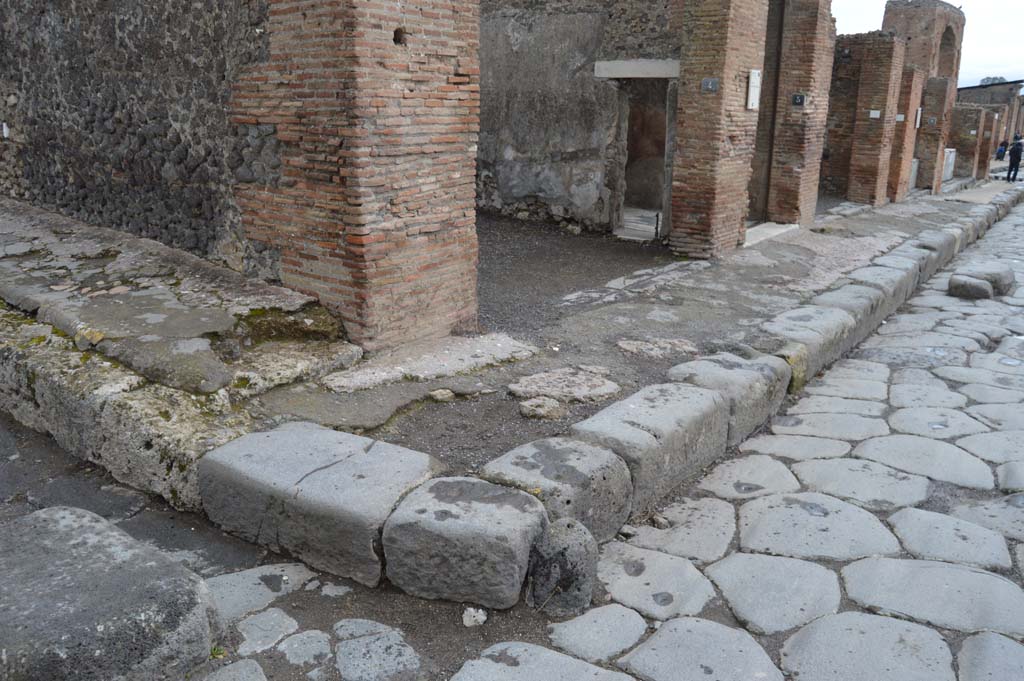 Via delle Terme, north side. March 2018. Looking north-east from junction with Vicolo della Fullonica.  
Foto Taylor Lauritsen, ERC Grant 681269 DÉCOR
