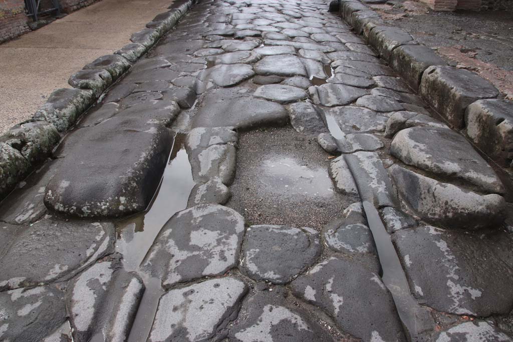 Via delle Terme. October 2020. Looking west in roadway between VII.5 and VI.8. Photo courtesy of Klaus Heese.