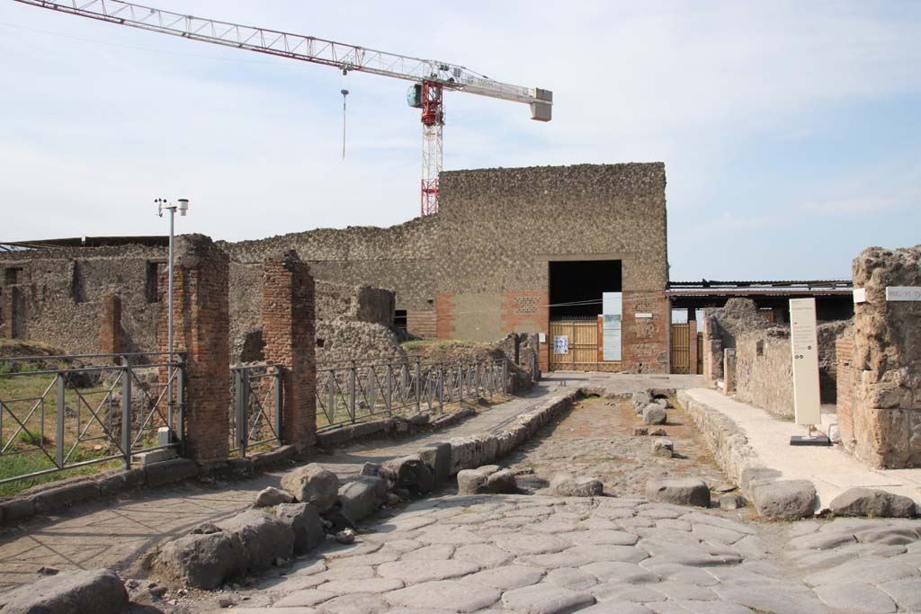 Via delle Terme between VII.6 and VI.4. September 2021.   
Looking west to the junction with Vicolo del Farmacista, from near the junction with Via Consolare, on right. Photo courtesy of Klaus Heese.

