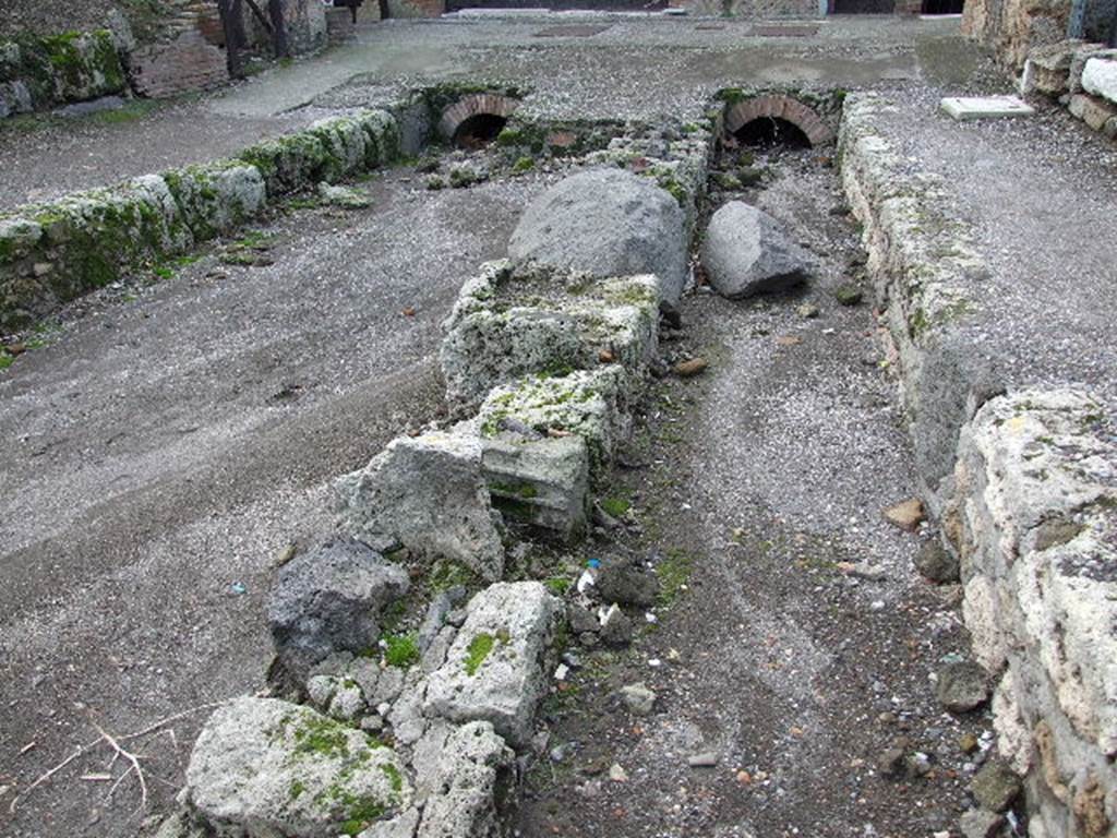 Via delle Terme. Western end. Drains. December 2006.
