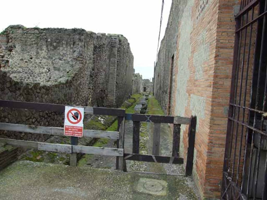 Via delle Terme. West end. May 2010. Looking south from junction with Vicolo del Farmacista.
