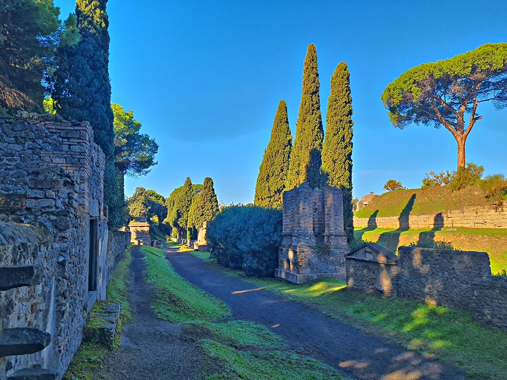 Via delle Tombe, Pompeii. October 2024. Looking west from near Tomb 7ES, on left. Photo courtesy of Giuseppe Ciaramella.