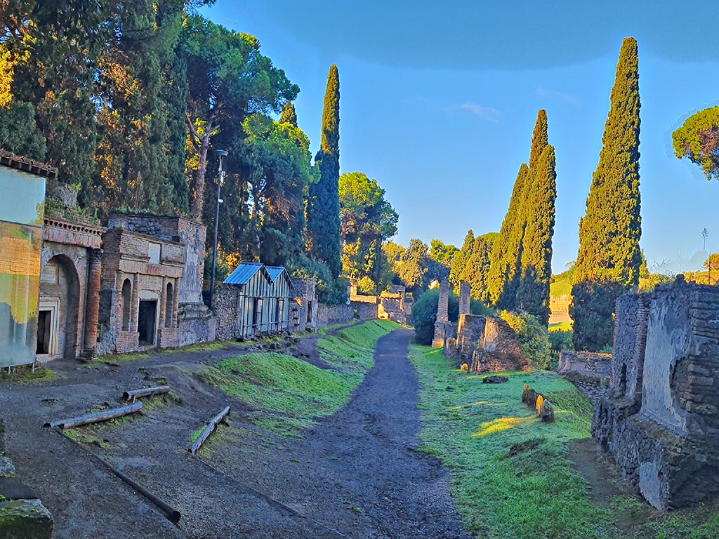 Via delle Tombe, Pompeii. October 2024. Looking west from east end. Photo courtesy of Giuseppe Ciaramella.

