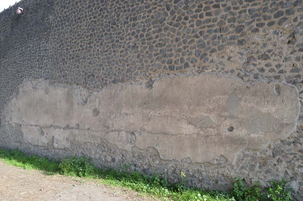 Via di Castricio, south side, Pompeii. March 2019. 
Looking east along remains of plaster and graffiti on west end of outer north wall of the Palestra.
Foto Taylor Lauritsen, ERC Grant 681269 D�COR.
