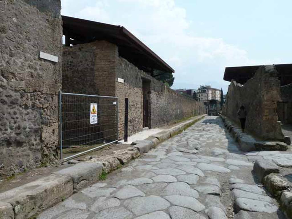 Via di Nocera, east side, May 2010. Looking south at junction with Via della Palestra, and II.8.