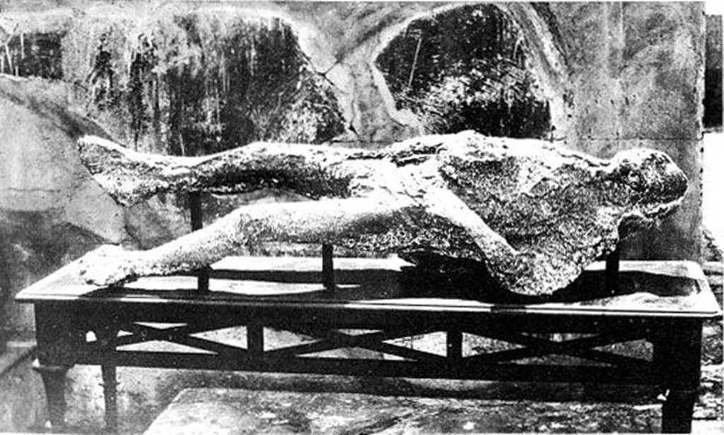 Vicolo degli Scheletri. February 1863. The first plaster cast, one of four made in the vicolo. Old postcard of 1860’s by Giogio Sommer. Photo courtesy of Rick Bauer. The vicolo owes its name to the discovery in February 1863, of the 4 skeletons. They were found at a height of 5 metres above the soil. These were cast in plaster for the first time, only done previously on wooden furniture. One was possibly the father of the group (carrying their savings, some gold jewellery and the house keys. He was followed by 2 girls (possibly his daughters) the younger of the 2 had her hair in a plait. The fourth, possibly their mother, wore a few jewels and carried a few other precious objects. An amber statuette. Now in Naples Archaeological Museum. Inventory number 25813. A silver medallion, possibly an emblema from a goblet or plate. Now in Naples Archaeological Museum. Inventory number 25489. A silver mirror. Now in Naples Archaeological Museum. Inventory number 25716. See Guzzo, P., 2003. Tales from an eruption. Milano, Electa. (pp. 103-105).