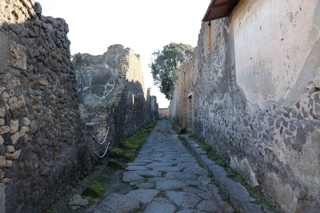 Vicolo dei Dodici Dei, Pompeii. December 2018. Looking south from junction with Via dell’Abbondanza. Photo courtesy of Aude Durand.