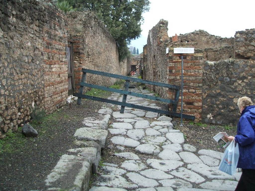Vicolo dei 12 Dei between VIII.3 and VIII.6. Looking north from junction with Vicolo della Regina. December 2004.